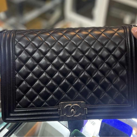 CHANEL Elegant Black Quilted Crossbody - Picture 1 of 4